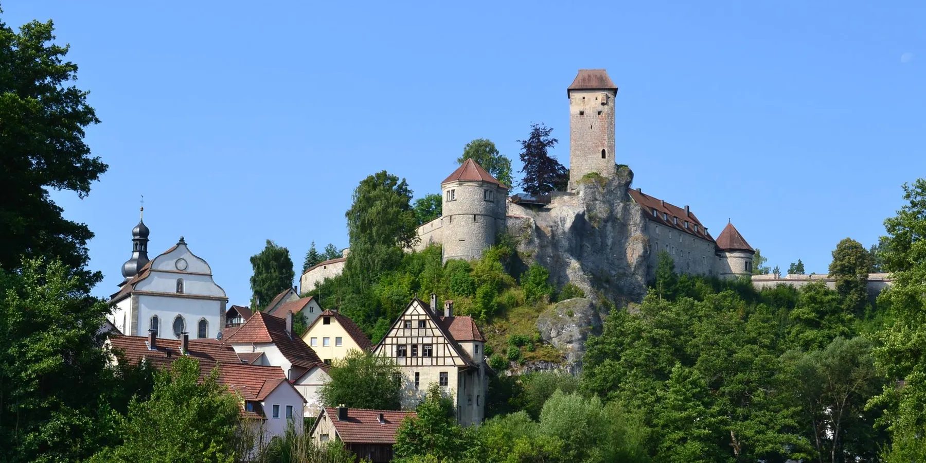 Burg Veldenstein über den Häusern von Neuhaus an der Pegnitz