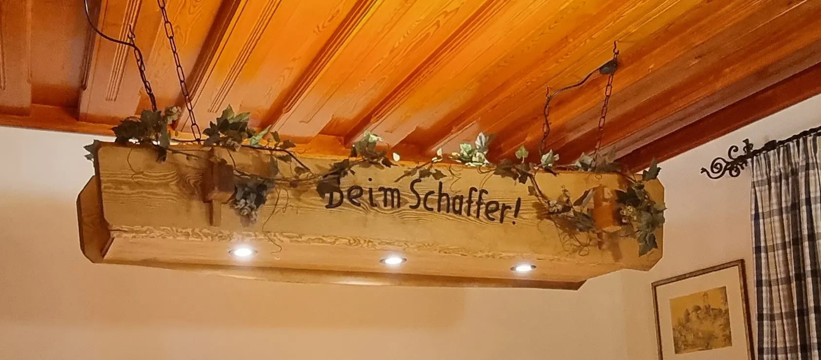 Holzschild „Beim Schaffer!“ in der Schaffer-Kommune
