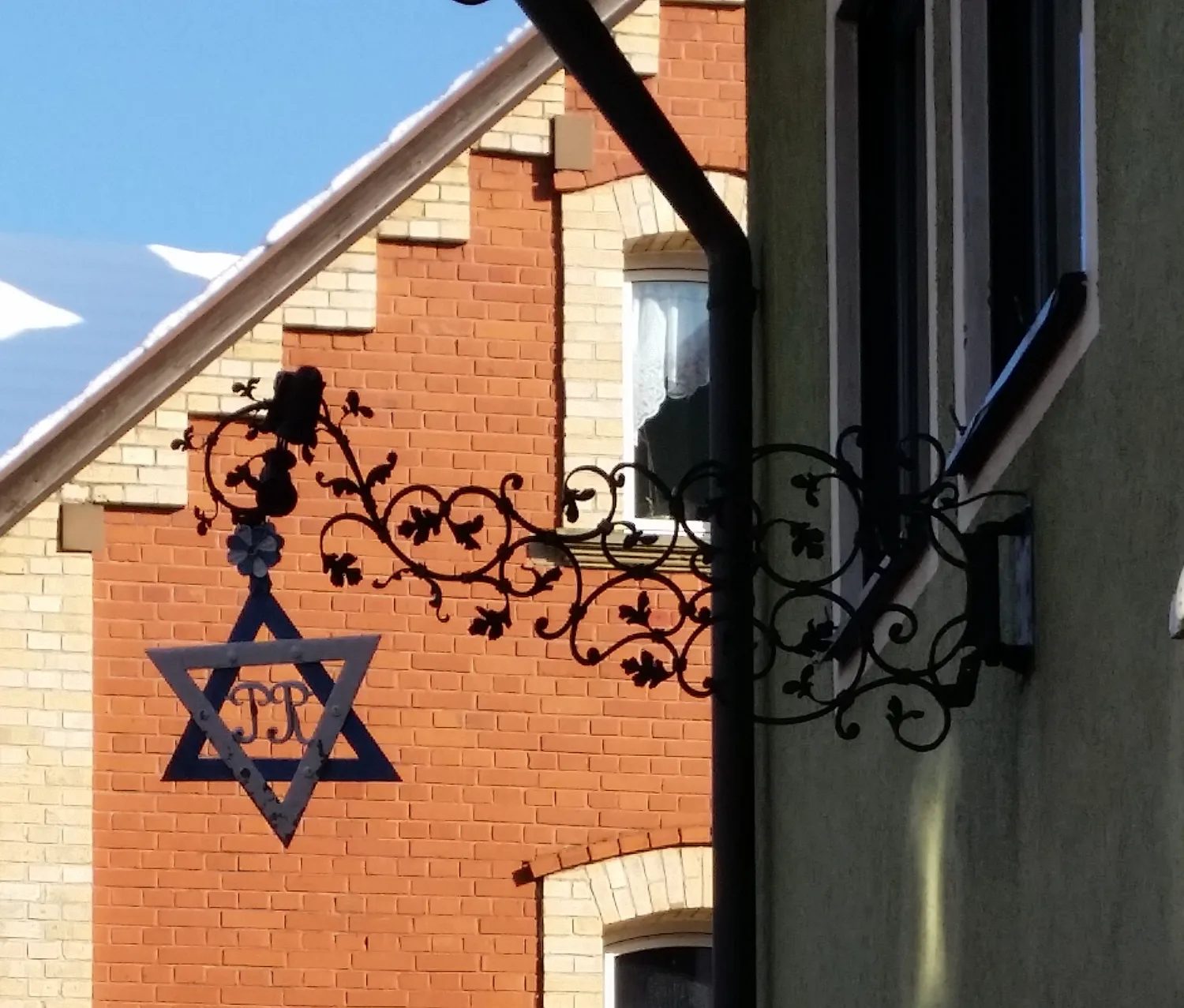 Zoiglstern am Ausleger an einem Haus in Neuhaus